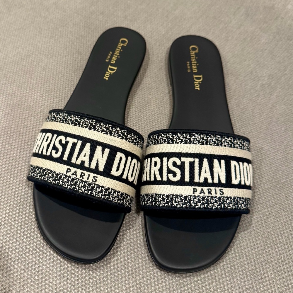 CHRISTIAN DIOR